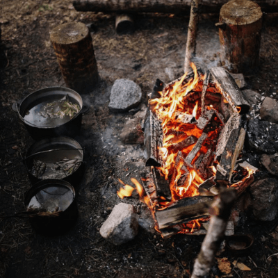 Mad over bål